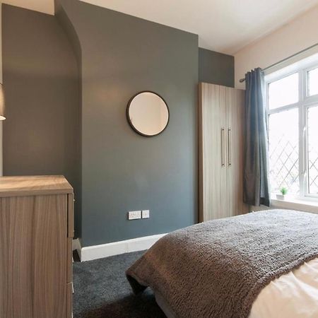 Centralized Private 4 Bedroom House At Hanley With Free Parking Etruria Exterior photo