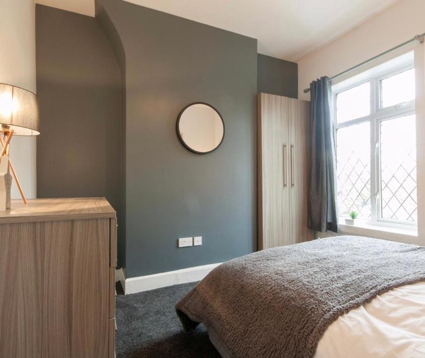 Centralized Private 4 Bedroom House At Hanley With Free Parking Etruria Exterior photo