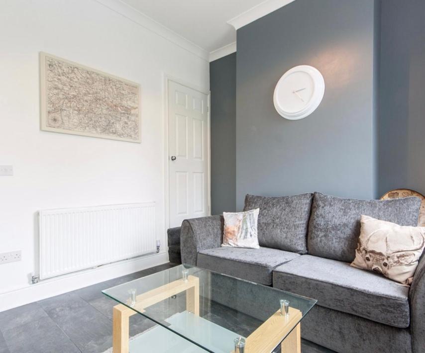 Centralized Private 4 Bedroom House At Hanley With Free Parking Etruria Exterior photo