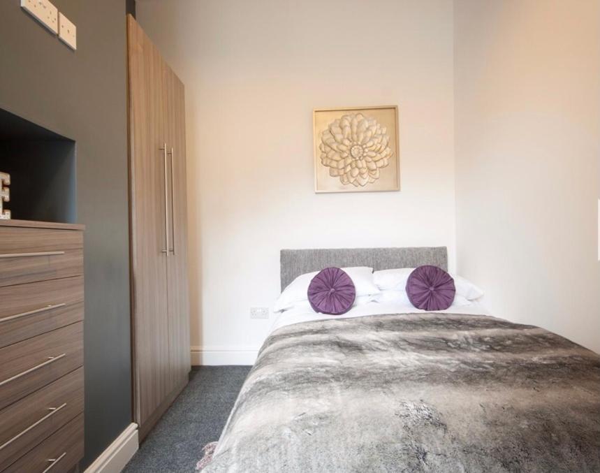 Centralized Private 4 Bedroom House At Hanley With Free Parking Etruria Exterior photo
